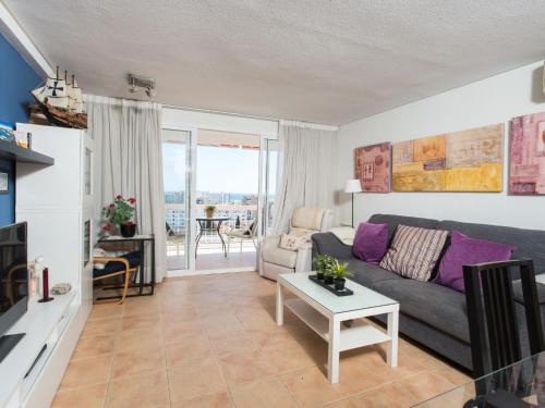 ein Wohnzimmer mit einem Sofa und einem Tisch in der Unterkunft Apartment Eurosol-2 by Interhome in Torremolinos