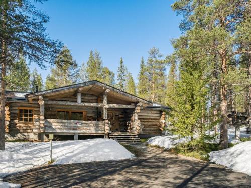 a log cabin with snow in front of it at Holiday Home Suutarinkolo by Interhome in Levi