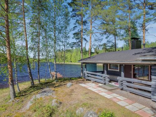 uma casa com vista para uma massa de água em Holiday Home Aurinkoniemi by Interhome em Anttola