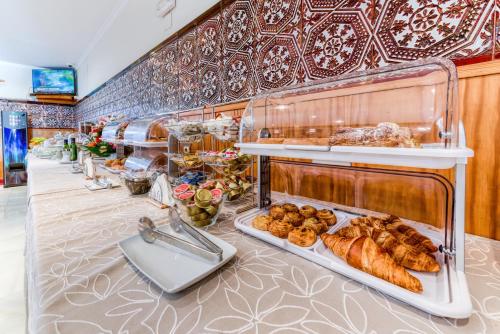 a bakery with many different types of pastries on display at Hotel Torre De Los Guzmanes in La Algaba