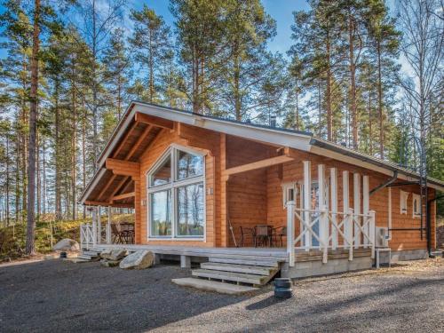 Cabaña en el bosque con ventana grande en Holiday Home Ritalahti by Interhome, en Jäniskylä