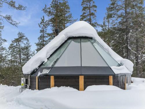 ein Pavillon mit Schnee darauf in der Unterkunft Holiday Home Arctic light hut by Interhome in Kakslauttanen