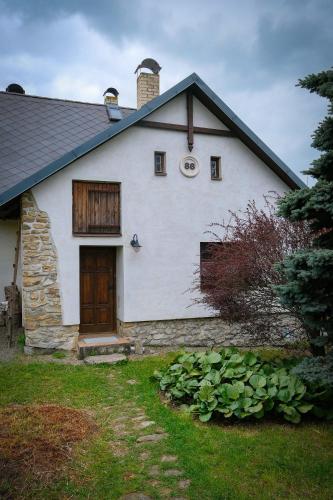 une maison blanche avec une porte et une cour dans l'établissement Chalupa na Fryšavě, à Fryšava