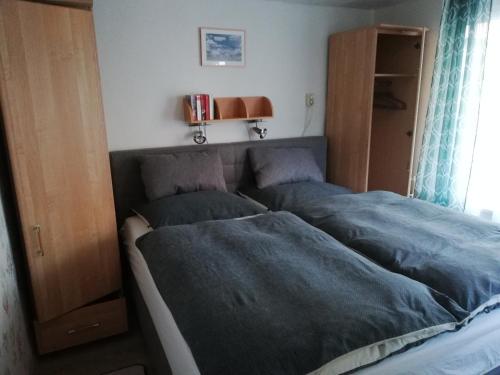 een bed met blauwe lakens in een slaapkamer bij FeWo Inselzeit in Ueckeritz