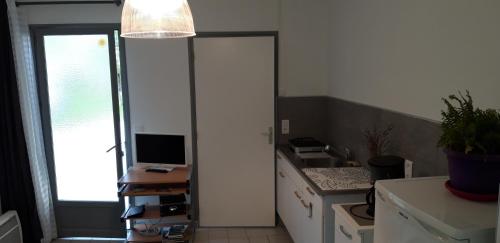 un bureau avec un ordinateur et un bureau avec un moniteur dans l'établissement Chez Celine, à Rocamadour