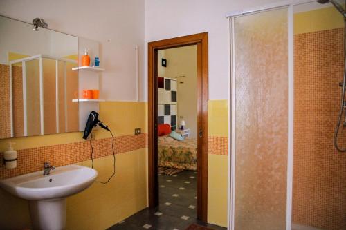 La rosa di Rebecca في مونوبولي: حمام مع حوض ودش مع مرآة