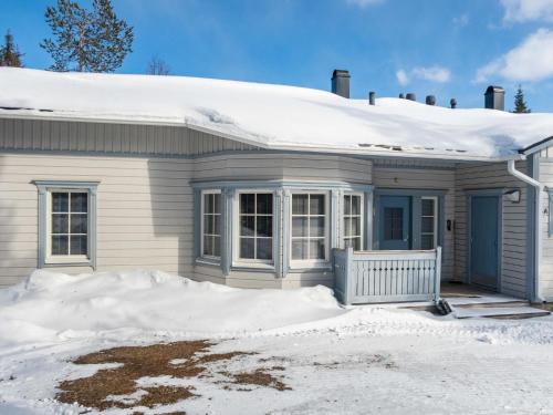 una casa con nieve encima en Holiday Home Nelikko a by Interhome en Ruka
