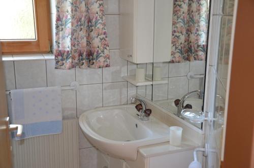 a bathroom with a sink and a mirror at Ferienwohnung Garber in Uderns