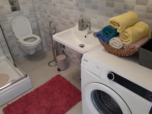 y baño con lavadora y lavamanos. en New apartment Dany with parking for two, en Split