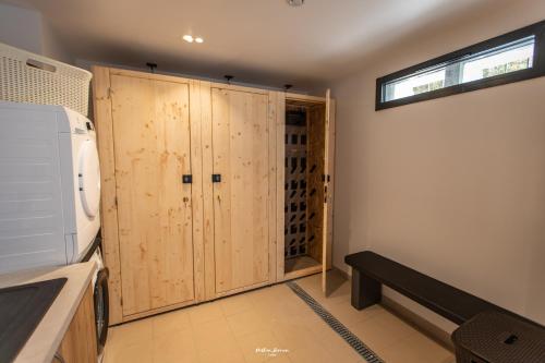 a kitchen with a cupboard and a microwave at Chalet Hygge Saint Lary - gîtes de standing en coeur de village des Pyrénées in Saint-Lary-Soulan