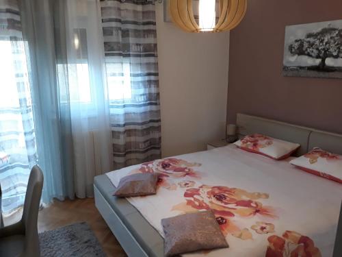 Un dormitorio con una cama con flores. en New apartment Dany with parking for two, en Split