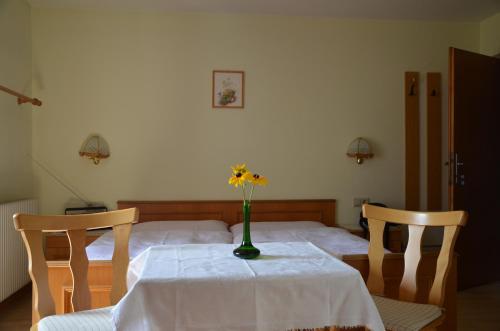 a table with a vase of flowers on top of it at Ferienwohnung Garber in Uderns