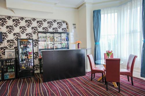 El lounge o bar de Iris Hotel Llandudno