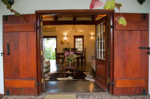 uma porta aberta que leva a uma sala de estar em Vineyard Cottage at Bosman Wines em Wellington