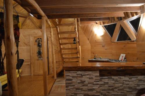 uma casa de banho com um lavatório numa cabina de madeira em domoschiloe em Ancud