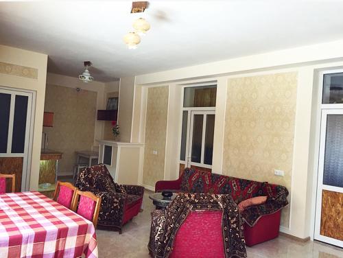 ein Wohnzimmer mit 2 Sofas und einem Tisch in der Unterkunft Hayq Guest House in Goris