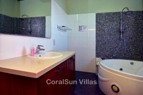 Ένα μπάνιο στο Amazing Luxury Villa, Enormous Heated Pool Jacuzzi, Gym, Games Room In Paphos,