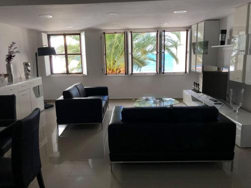 Sala de estar con 2 sofás y mesa en Luxury Sea House-Casa del Mar, en Santa Cruz de la Palma