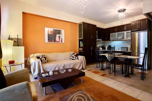 - un salon avec un canapé et une table dans l'établissement Apartment Elena, à Athènes