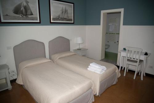 Un pat sau paturi într-o cameră la La Casa Di Anna B&B