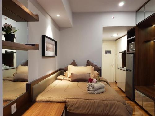 Postelja oz. postelje v sobi nastanitve M-Town Residence Gading Serpong by J`s Luxury Apartment