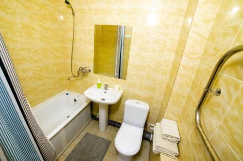 イジェフスクにあるOpenApart - Скандинавия #3のバスルーム(洗面台、トイレ、バスタブ付)