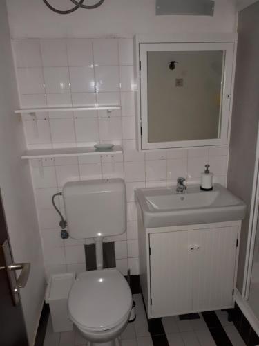 bagno con servizi igienici bianchi e lavandino di House Lavanda a Poreč (Parenzo)