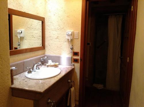 A bathroom at Hotel Quinta Santiago