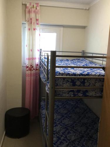 1 Schlafzimmer mit 2 Etagenbetten und einem Fenster in der Unterkunft Flandria appartement 150m from beach in Salou