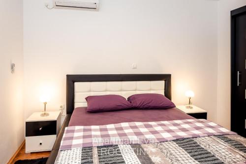 Łóżko lub łóżka w pokoju w obiekcie Apartman Eva Rogotin