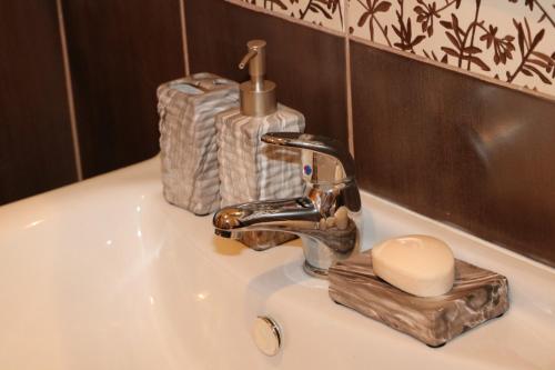 - un lavabo avec robinet et savon dans l'établissement Apartman DORA, à Trebinje