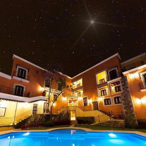 Бассейн в Villa Maria Cristina Hotel или поблизости
