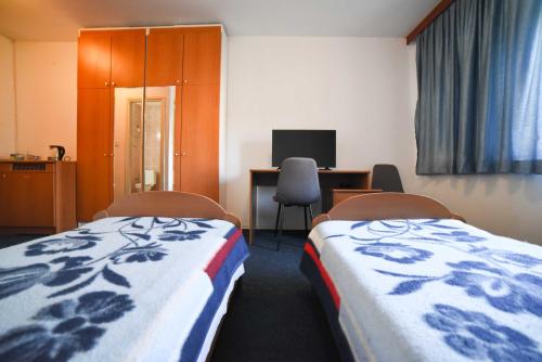 um quarto de hospital com duas camas e uma secretária com um computador em Guest House Duje em Split