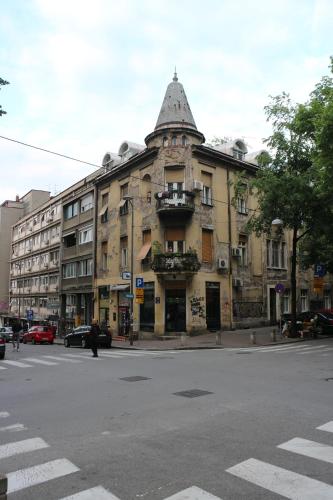 stary budynek na rogu ulicy w obiekcie Atelier 22 w Belgradzie