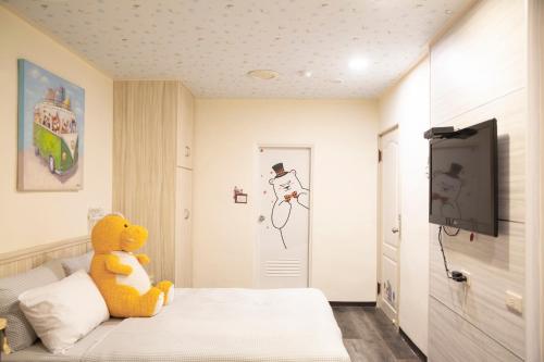 Una televisión o centro de entretenimiento en Meizhou Hot Spring Hotel溫泉商旅