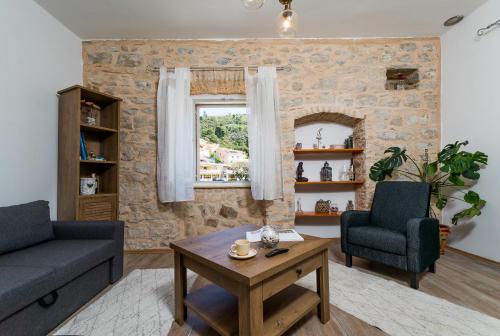 ein Wohnzimmer mit einem Sofa und einem Tisch in der Unterkunft Royal Fortune in Brna