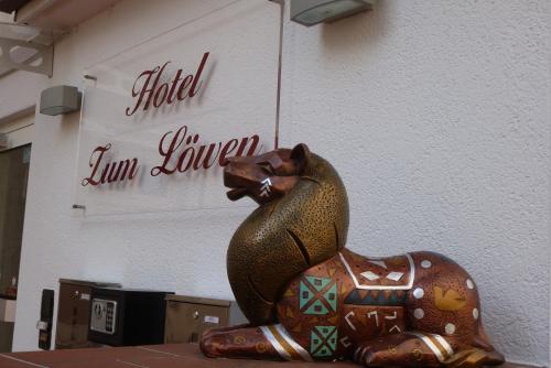 a statue of a bear sitting on a table at Zum Löwen in Bad Homburg vor der Höhe