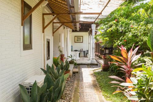 a porch of a house with plants at Puri Angsa Saba in Keramas
