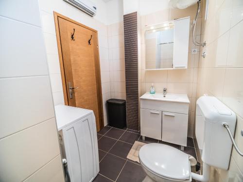 ein Badezimmer mit Toilette und Waschbecken in der Unterkunft Apartment Renata in Sveti Filip i Jakov