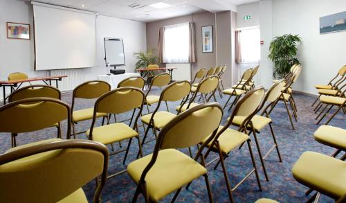 a class room with chairs and a whiteboard at Hôtel & Restaurant des Remparts in Rochefort