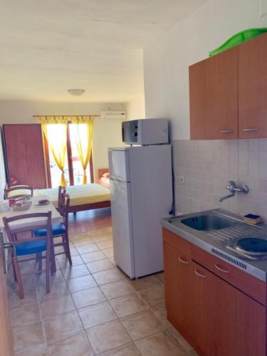 Кухня или мини-кухня в Apartments Bakić
