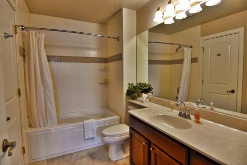 ein Badezimmer mit einer Badewanne, einem Waschbecken und einem WC in der Unterkunft Unit 311 1 Bd 1 Ba Condo Condo in Birchwood
