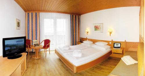 A bed or beds in a room at Hotel Alpengasthof Hochegger