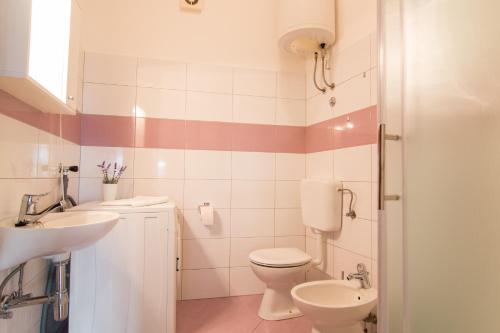 een badkamer met een toilet en een wastafel bij Apartman Deni in Peroj