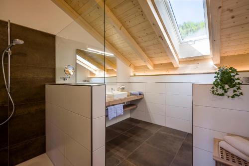 baño con lavabo y ventana en Lainthalerhof en Oberaudorf