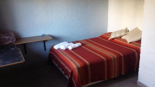 ein Hotelzimmer mit einem Bett mit Handtüchern darauf in der Unterkunft La Palmera escondida in Colón