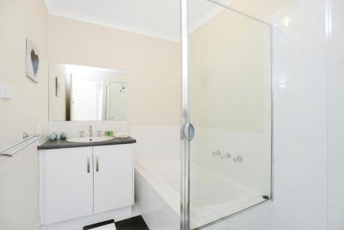 Un baño de Bayside - Aldinga Beach - C21 SouthCoast Holidays
