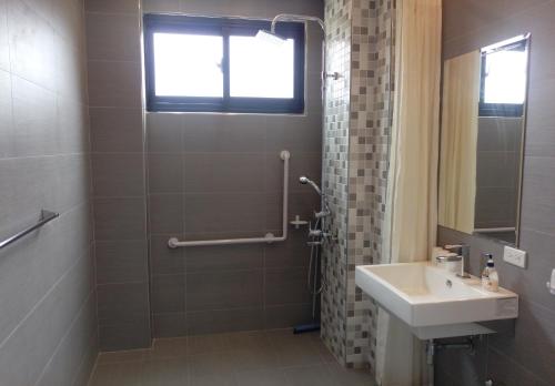 ein Bad mit einem Waschbecken und einer Dusche in der Unterkunft Really good home in Taitung
