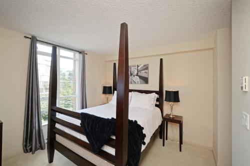 2 bed 2 bath chic condo in fabulous location near Empress!