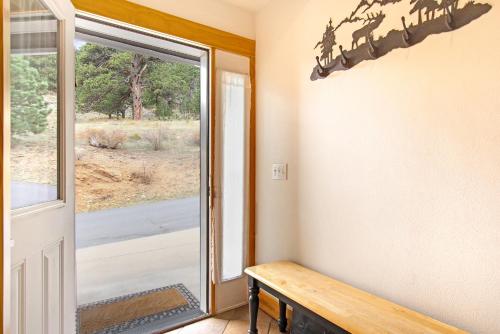 Mount Chapin S4 Condo في استيس بارك: باب إلى شرفة مع مقعد ونافذة